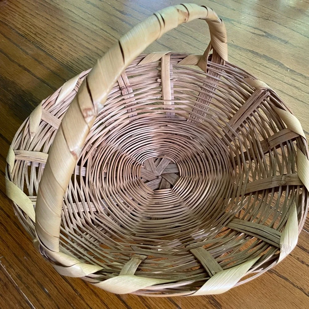 Vintage woven wicker basket and 7 faux fruit that each weigh about 3 ounces